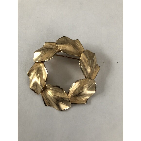 Elegant Gold-tone Leaf Wreath Circle Brooch 1960s vintage - Picture 2 of 5